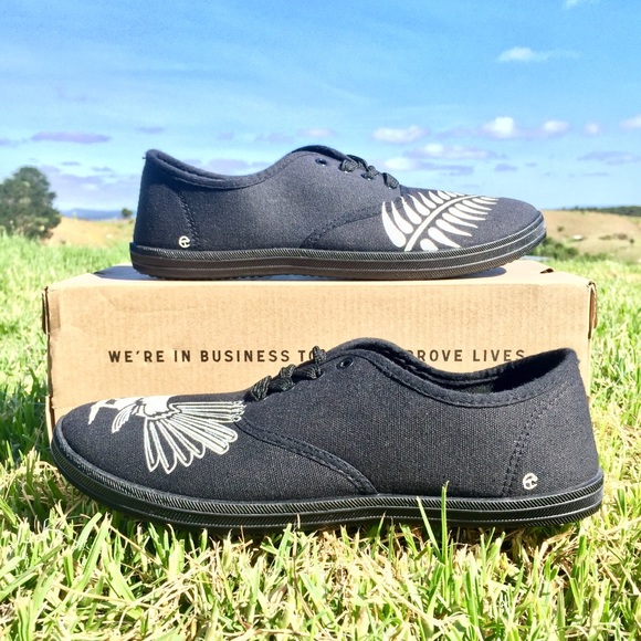 Kiwi Style custom hand painted TOMS - Picture 5 of 6